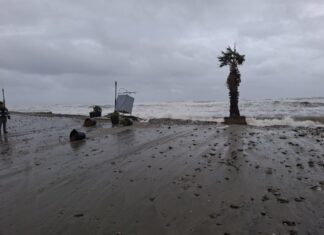 Λάρισα: Επί ποδός η περιφέρεια Θεσσαλίας για την κακοκαιρία – Βγήκε έξω η θάλασσα στα παράλια – ΦΩΤΟ