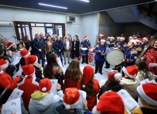Μαθητές και Φιλαρμονική έψαλαν τα κάλαντα στον Κουρέτα (ΦΩΤΟ)
