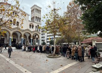 Ουρές οι πιστοί σε αυτή την εκκλησία της Λάρισας τα Χριστούγεννα – ΦΩΤΟ