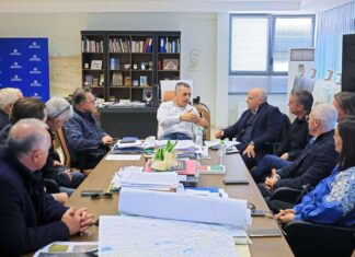Γουργιώτης με Κουρέτα: Ενδυνάμωση της συνεργασίας με την Περιφέρεια για να μη χαθεί ούτε ευρώ για τη στήριξη της αγοράς