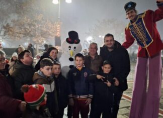 Με μελωδίες και εκπλήξεις άναψε το Χριστουγεννιάτικο Δένδρο στον Αμπελώνα