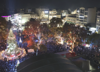 Χιλιάδες Λαρισαίων γιόρτασαν τη φωταγώγηση του χριστουγεννιάτικου δέντρου – «Η Λάρισα γίνεται η πιο φωτεινή, πιο γιορτινή πόλη της χώρας», τονίζει ο Θανάσης Μαμάκος – ΦΩΤΟ