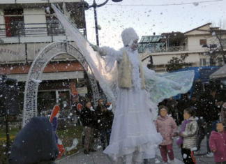 Σε Χριστουγεννιάτικη παραμυθοχώρα μετατράπηκε το κέντρο των Φαρσάλων – ΦΩΤΟ