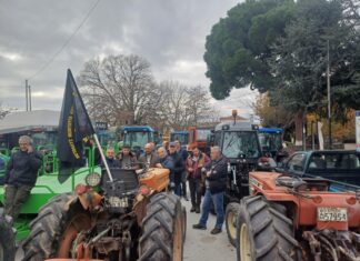 «Βούλιαξε» από τρακτέρ η πλατεία στην Αγιά Λάρισας (ΦΩΤΟ)