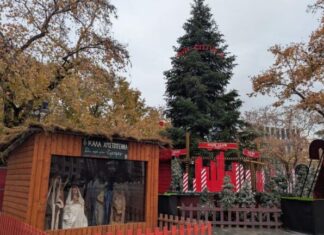 Λάρισα: Εκδήλωση μπροστά στη φάτνη στην κεντρική πλατεία με φωτογραφίσεις, ευχές και… κοινωνικά δίκτυα