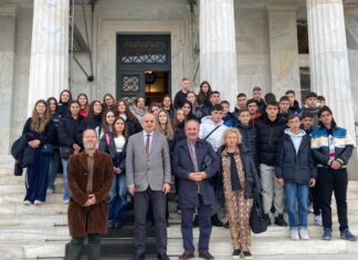 O Xρήστος Καπετάνος υποδέχθηκε στη Βουλή μαθητές του Γυμνασίου Νίκαιας