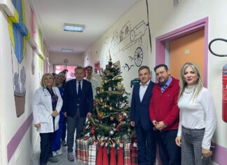 Δώρα στα παιδιά που νοσηλεύονται στην παιδιατρική κλινική του ΓΝ Λάρισας μοίρασε ο Κόκκαλης