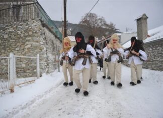 Αυτά είναι τα έθιμα της Πρωτοχρονιάς σ’ όλη την Ελλάδα – Τι γίνεται στη Λάρισα την πρώτη ημέρα του χρόνου;