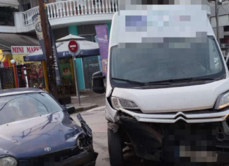 Λάρισα: Τροχαίο παραμονή Χριστουγέννων – Συγκρούστηκαν αυτοκίνητο και φορτηγάκι – Τραυματίστηκε ένα άτομο
