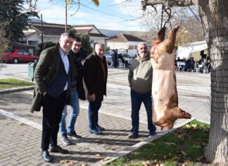 Γουρουνοχαρά σε χωριό της Λάρισας, συμμετείχε ο Θανάσης Νασιακόπουλος – ΦΩΤΟ