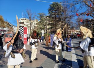 «Μπαμπαλιούρια»… το θορυβώδες πρωτοχρονιάτικο έθιμο από το Λιβάδι κατέκτησε το κέντρο της Λάρισας! (φωτο)