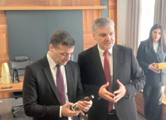 Ο Χάρης Δούκας επισκέφτηκε τον εορτάζοντα Αντώνη Γκουντάρα στην Αγιά- το δώρο που τον εξέπληξε (ΦΩΤΟ)