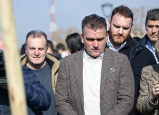Λάρισα: Δενδροφύτευση στο Πάρκο των Χρωμάτων από εκατοντάδες μαθητές – ΦΩΤΟ