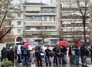 Πορεία διαμαρτυρίας μετά …μουσικής και υπό βροχή από το Μουσικό Σχολείο Λάρισας