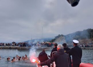 Με λαμπρότητα η τελετή αγιασμού των υδάτων στον Αγιόκαμπο (ΦΩΤΟ)