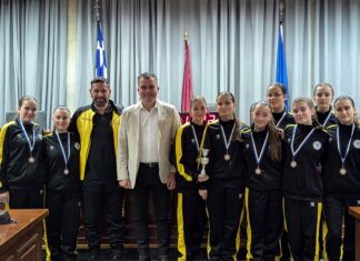 Με τις Λαρισαίες αθλήτριες του ΑΟΧ ο Θανάσης Μαμάκος