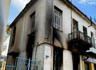 Ακόμα… ψάχνουν για λίρες στο καμένο σπίτι στα Τρίκαλα!