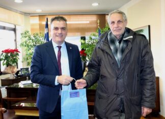 Mε τους τυχερούς της πρωτοχρονιάτικης πίτας ο Θανάσης Μαμάκος