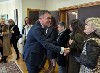 Ευχές και χαμόγελα γέμισε το Δημαρχείο Λάρισας – Πλήθος κόσμου ευχήθηκε στον Θανάση Μαμάκο