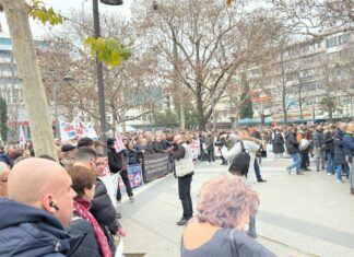 «Δεν έχω οξυγόνο»: Ξεσηκωμός στη Λάρισα για την τραγωδία στα Τέμπη – Χιλιάδες κόσμου στους δρόμους (ΦΩΤΟ)