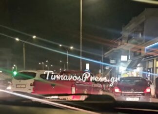 Λάρισα: Αγροτικό και αυτοκίνητο συγκρούστηκαν στα φανάρια της Γιάννουλης (video)