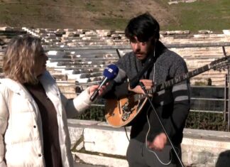 Λάρισα: Ένας μουσικός του δρόμου θυμάται τον Β. Τσιτσάνη τη μέρα που γεννήθηκε και πέθανε