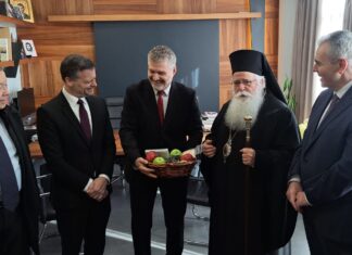 Με μεγαλοπρέπεια ο εορτασμός των Αγίων Αντωνίων στην Αγιά (ΦΩΤΟ)