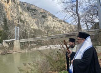 Ο Μητροπολίτης Ιερώνυμος αγίασε τα νερά στον Πηνειό – Ρίψη του Σταυρού στην κατεστραμμένη Αγία Παρασκευή των Τεμπών (ΦΩΤΟ)
