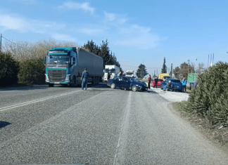 Σύγκρουση λεωφορείου και αυτοκινήτου στην είσοδο της Λάρισας – Τραυματισμένο στο νοσοκομείο ένα άτομο (ΦΩΤΟ)