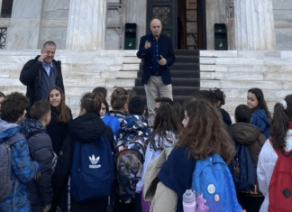 Καπετάνος στους μαθητές του 37ου Δημοτικού Σχολείου Λάρισας στη Βουλή: «Είστε η γενιά που μπορεί να ισορροπήσει τον άνθρωπο με την τεχνολογία.»