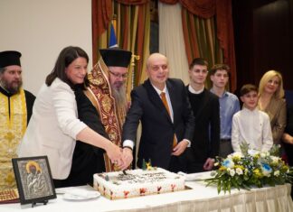 Συγκλονιστική η παρουσία του κόσμου στην κοπή της πρωτοχρονιάτικης πίτας του Χρήστου Καπετάνου