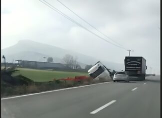 Εκτροπή νταλίκας στον δρόμο Λάρισας – Φαρσάλων, σώος ο οδηγός