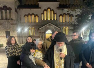 Mε πυρσούς, βεγγαλικά και βασιλόπιτες υποδέχθηκε το 2025 το Ομόλιο Αγιάς (ΦΩΤΟ)
