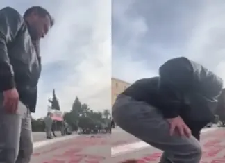 Τέμπη: Συγκλονίζει ο Νίκος Πλακιάς – Η στιγμή που σκύβει και φιλάει τα ονόματα των κοριτσιών του στο Σύνταγμα