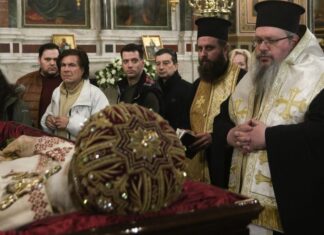 Τρισάγιο προ του σκηνώματος του Μακαριστού Αρχιεπισκόπου Αναστασίου τέλεσε ο Ιερώνυμος Λαρίσης (ΦΩΤΟ)