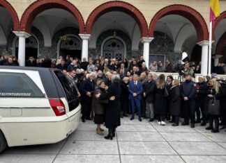 Λάρισα: Θρήνος και βαθιά οδύνη στην κηδεία του 39χρονου Βασίλη – Έψαλαν το Χριστός Ανέστη έξω από την εκκλησία