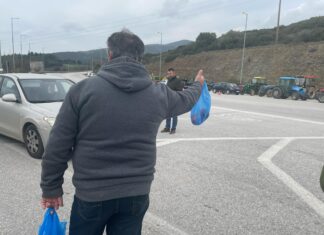 Λάρισα: Κινητοποίηση από τους αγρότες της Αγιάς στο Γερακάρι – Μοίρασαν μήλα στους οδηγούς (ΦΩΤΟ)