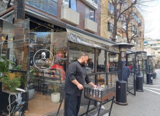 Άναψαν τα κάρβουνα στη Λάρισα ενόψει Τσικνοπέμπτης (ΦΩΤΟ)