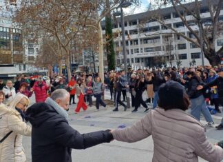 Λάρισα: Τσίκνα, χάλκινα και χοροί κυκλωτικοί στην κεντρική πλατεία- άναψε το κέφι της Τσικνοπέμπτης – ΦΩΤΟ