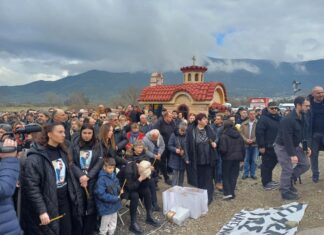 Σπαρακτικές σκηνές και απέραντη θλίψη στο μνημόσυνο στα Τέμπη (ΦΩΤΟ)