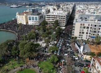 Eναέριες εικόνες: Δεκάδες χιλιάδες Βολιώτες «βούλιαξαν» το κέντρο της πόλης – Ζητούν δικαιοσύνη για τα 57 θύματα των Τεμπών