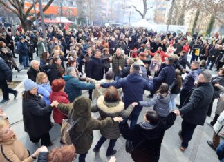 «Ραντεβού» στην Κεντρική πλατεία έδωσαν εκατοντάδες Λαρισαίοι – Μεγάλο γλέντι, χορόw και εδέσματα (ΦΩΤΟ)