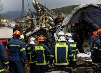 Τέμπη: ΕΔΕ στην Πυροσβεστική – Επί 23 ημέρες μετά το δυστύχημα δεν είχε γίνει αυτοψία