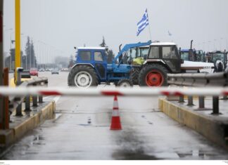 Σηκώνουν τις… μπάρες των διοδίων στο Μακρυχώρι οι αγρότες του μπλόκου Γυρτώνης