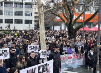 Πλημμύρισε με κόσμο για την συγκέντρωση της τραγωδίας των Τεμπών η Κεντρική Πλατεία Λάρισας – ΦΩΤΟ