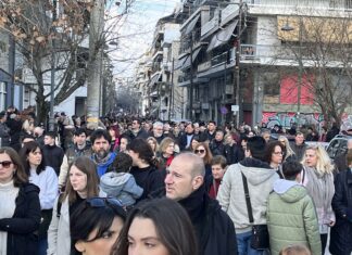 Μεγαλειώδη πορεία για τα Τέμπη στην Λάρισα – Πλημμύρισε κόσμο και η πλατεία ΟΣΕ (ΦΩΤΟ)