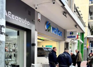 Βόλος: Πέθανε στο τιμόνι και κατέληξε στο κατάστημα της Volton