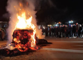 Έκλεισε από τους αγρότες η εθνική οδός Λάρισας – Κοζάνης: Παρέταξαν τρακτέρ και έκαψαν μπάλες άχυρου (ΦΩΤΟ – ΒΙΝΤΕΟ)
