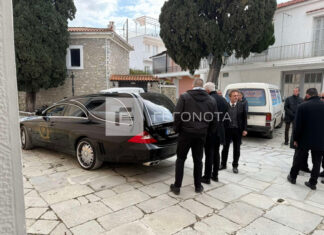 Όλη η Σκιάθος στην κηδεία του 52χρονου θύματος του φρικτού εγκλήματος στους Γόννους – Τραγικές φιγούρες μάνα και σύντροφος