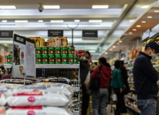 Επί τέσσερις μήνες ρήμαζε σούπερ μάρκετ στη Λάρισα – Έκλεβε φιάλες ποτών και μπουκάλια με λάδι